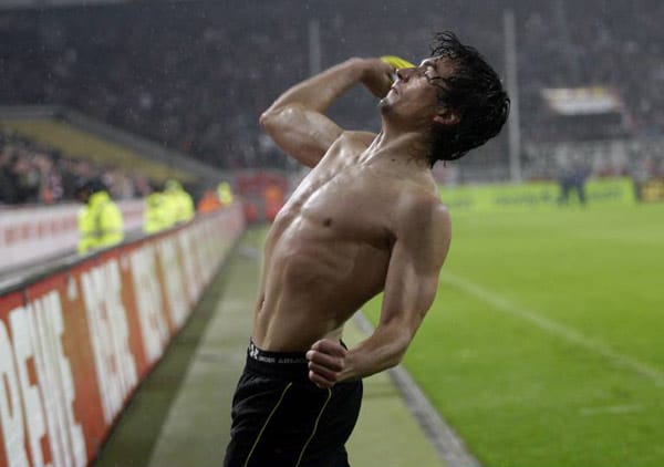 Mats Hummels: Der Innenverteidiger von Borussia Dortmund hat das, was man eine Wespentaille nennt. An seinem Körper ist kein Gramm Fett zu viel. ( Mats Hummels: Der Innenverteidiger von Borussia Dortmund hat das, was man eine Wespentaille nennt. An seinem Körper ist kein Gramm Fett zu viel. (