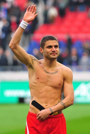 Yousef Mohamad: Der Kapitän des 1. FC Köln hat derzeit eine schwierige Saison mit seinem Team zu überstehen. Ein Blick in den Spiegel wird ihm zumindest kurzzeitig ein Lächeln auf die Lippen zaubern. ( Yousef Mohamad: Der Kapitän des 1. FC Köln hat derzeit eine schwierige Saison mit seinem Team zu überstehen. Ein Blick in den Spiegel wird ihm zumindest kurzzeitig ein Lächeln auf die Lippen zaubern. (