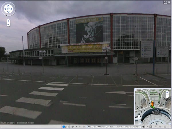 Das Plakat an der Dortmunder Westfalenhalle verrät, das Google diese Aufnahmen schon 2008 gemacht hat. (Screenshot: t-online.de)