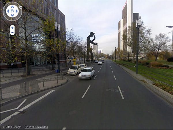 Der "Hammering Man" vor dem Messeturm in Frankfurt am Main. (Screenshot: t-online.de)