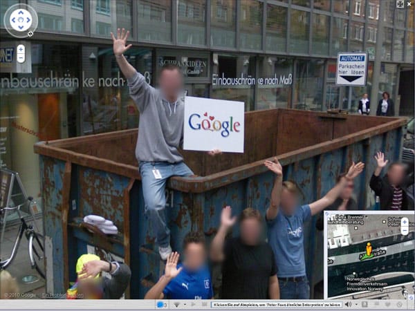 Nicht überall stießen die Google Kamerafahrzeuge auf Ablehnung. In der ABC-Straße in Hamburg wurde das Auto, das für Street View fotografiert, freudig begrüßt. Allerdings war das hausgemachter Jubel, denn es sind deutsche Google-Mitarbeiter. (Screenshot: t-online.de)