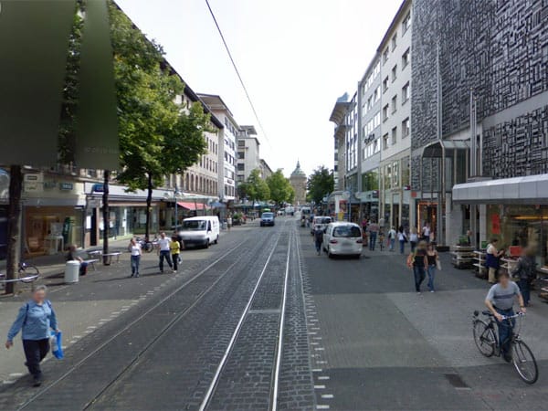 Mannheim: Selbst durch die Fußgängerzone rollte das Google-Auto. (