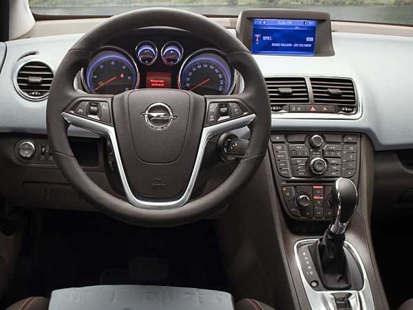 Das Cockpit im Opel Meriva: Gut verarbeitet, frisches Design, aber viele Schalter und Knöpfe. (