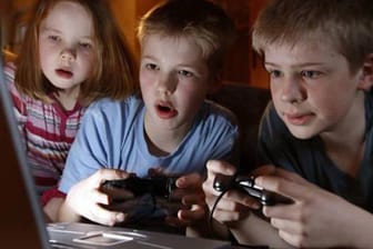 Kinder sollten beim Umgang mit Computerspielen bestimmte Regeln einhalten, die sie vorher mit ihren Eltern abgesprochen haben. (Bild: imago)