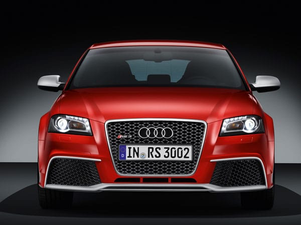Der Audi RS3 Sportback bleibt optisch relativ dezent. An der Front fallen vor allem die riesigen Luftöffnungen auf. (