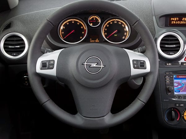 Das Cockpit des Opel Corsa. (
