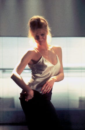 Berühmte Szene aus dem Erotikklassiker "9½ Wochen" (1986): Kim Basinger präsentiert sich im heißen Negligé. (
