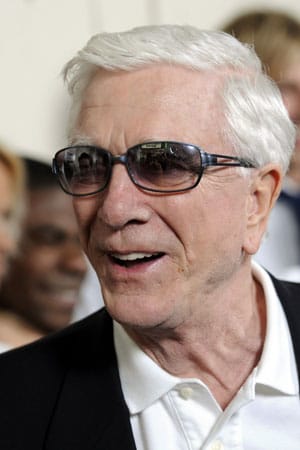 Nielsen im Jahr 2008 bei der Premiere des Films "Superhero Movie" in Los Angeles. ( Nielsen im Jahr 2008 bei der Premiere des Films "Superhero Movie" in Los Angeles. (