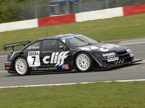Kehrt Opel auch in den Rennsport zurück? 1996 gewann Opel mit dem schwarzen "Cliff-Calibra" und Manuel Reuter am Steuer die Internationale Tourenwagen Weltmeisterschaft (ITC). (