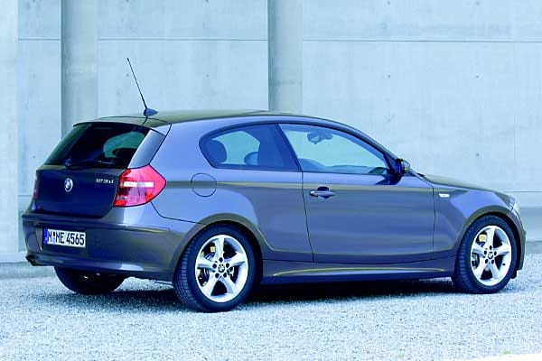 Überführungskosten: Für den BMW 118d (in Deutschland produziert) bezahlt man laut ADAC nach Leipzig 660 Euro, nach Essen 890 Euro. Die Werks-Abholung kostet 515 Euro. (