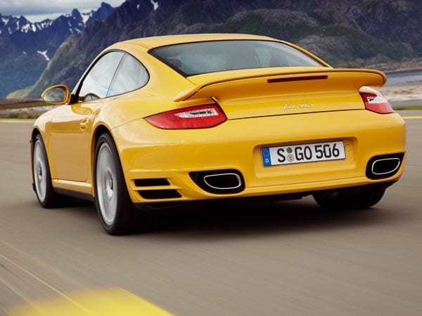 Überführungskosten: Porsche 911 Turbo (in Deutschland produziert): laut ADAC nach Freiburg 990 Euro, nach Berlin 1099 Euro. Zwischen 400 und 800 Euro kostet die Werksabholung. (