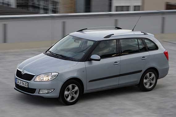Das bessere Auto ist der Skoda Fabia Combi. 13.680 Euro verlangen die Tschechen für den 1,2 TSI in der Basisausstattung. (