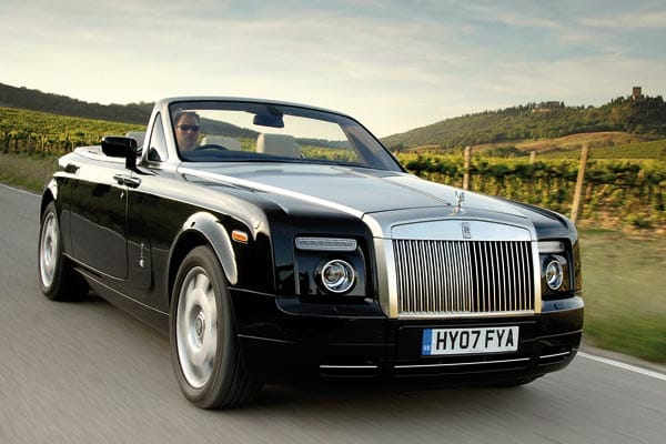 Rolls-Royce Phantom Drophead Coupe: Natürlich handgefertigt, kommt der Rolls-Royce mit Zwölfzylinder daher. Innen gibt es Holz zuhauf. Preis: ca. 340.000 Euro. (