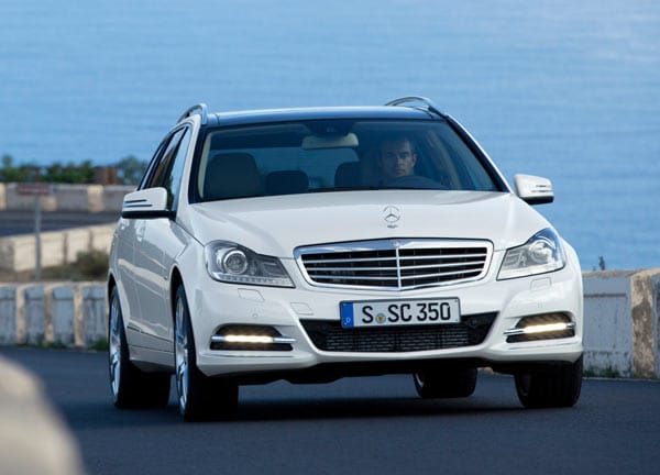 Die neue Generation der Mercedes C-Klasse verfügt unter anderem über folgende Fahrerassistenzsysteme: Fernlicht-Assistent, Spurhalte- und Totwinkelassistent, Abstandstempomat, Einparkhilfe sowie Müdigkeitswarner. (
