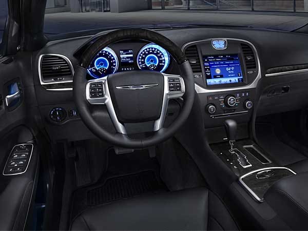 Das Cockpit wird von blauen LED beleuchtet. ( Das Cockpit wird von blauen LED beleuchtet. (