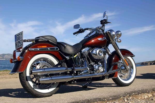 Wieder da ist die Harley-Davidson Softail Deluxe. (