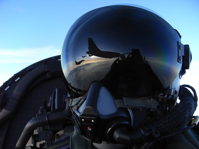 Das Rendezvous mit einem Tanker spiegelt sich im Visier eines Piloten. Das Rendezvous mit einem Tanker spiegelt sich im Visier eines Piloten.