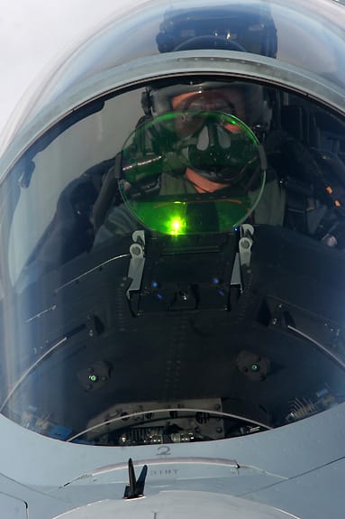 Head-up-Display eines modernen Kampfjets. Head-up-Display eines modernen Kampfjets.