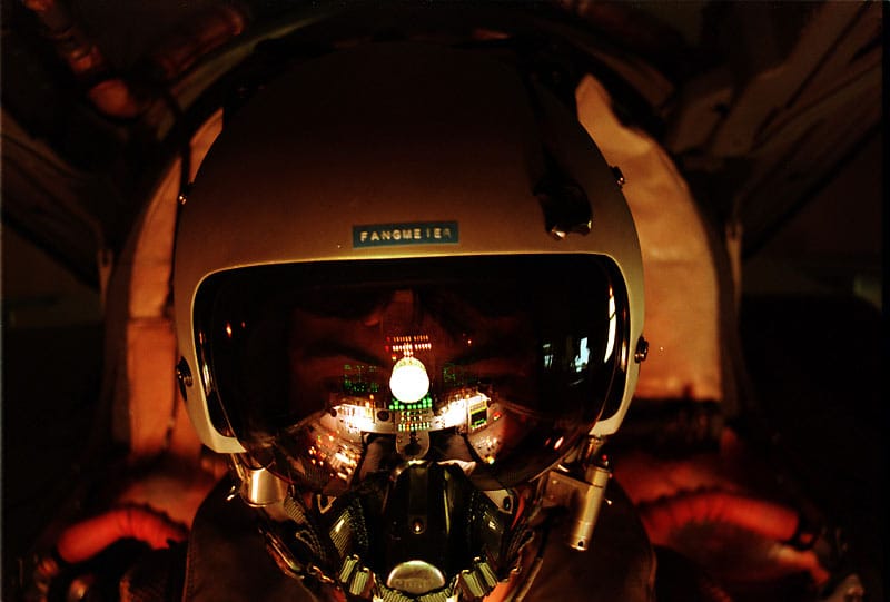 Im Helm eines Piloten spiegelt sich die Cockpitbeleuchtung. Im Helm eines Piloten spiegelt sich die Cockpitbeleuchtung.