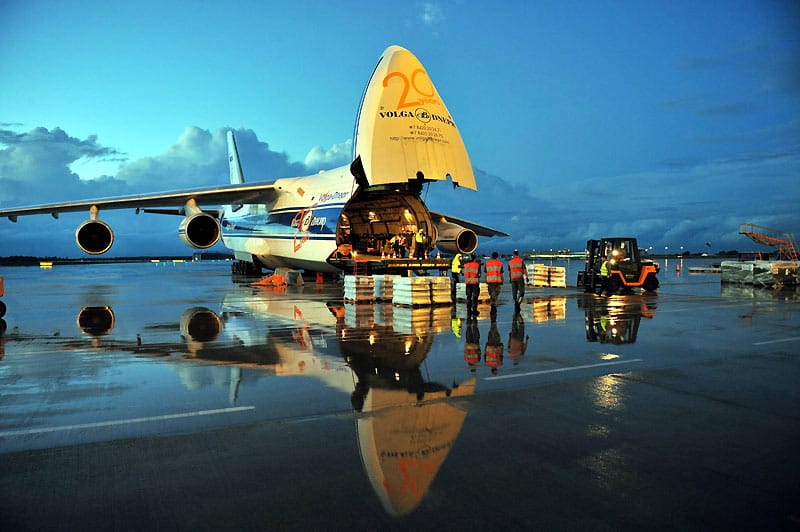 Hilfsgüter für die Flutopfer in Pakistan – Soldaten beladen die Antonov. Hilfsgüter für die Flutopfer in Pakistan – Soldaten beladen die Antonov.