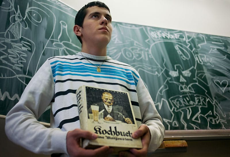Der Schüler Mirant der Klasse 10 b aus Berlin hält einen Vortrag über ein "Deutsches Kochbuch".