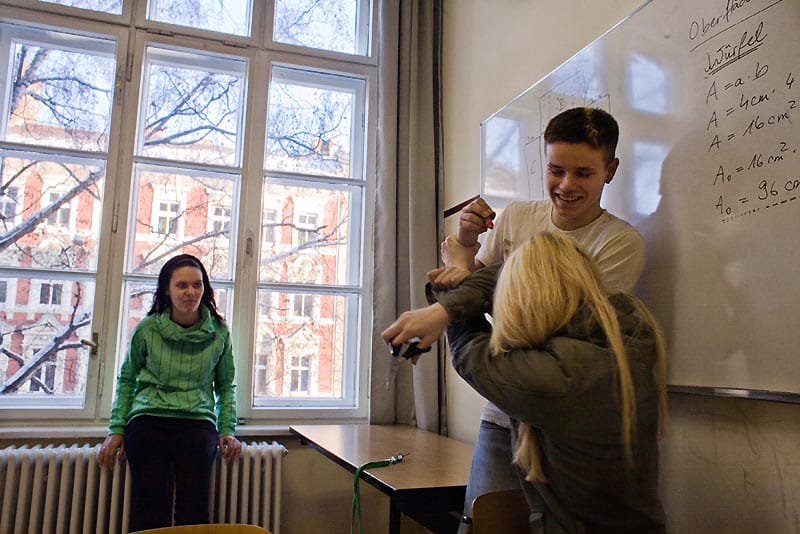 Im Matheunterricht spaßen zwei Schüler.