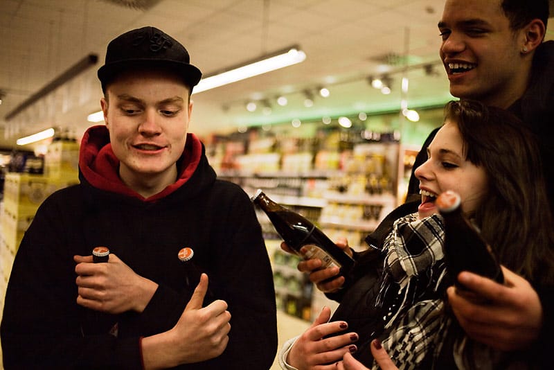 Im Supermarkt um die Ecke wird nach der Schule erst mal Alk gekauft.