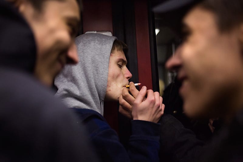 Einer der Jungs raucht verbotener Weise eine Zigarette im S-Bahn-Wagon.