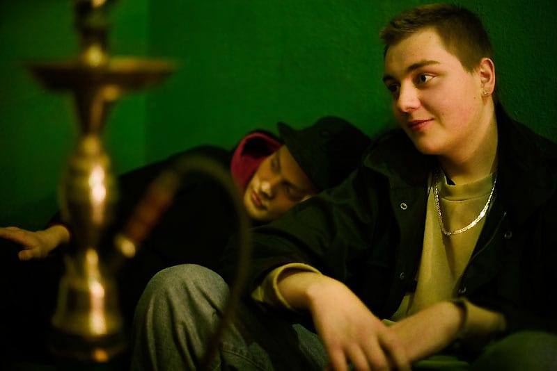 Bei Paul: Maik und Robert hängen rum und rauchen eine Shisha.