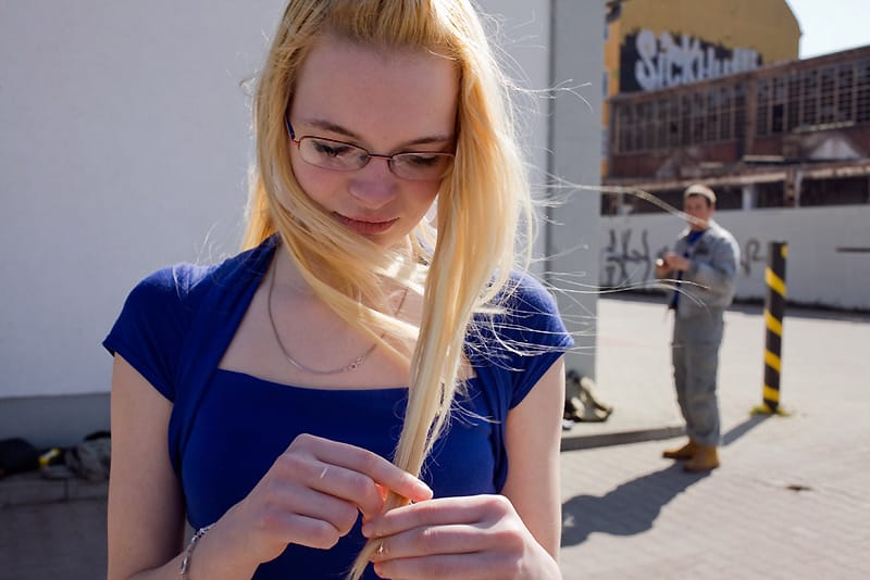 Sommerflirt: Die junge Dominik nimmt reißaus vor Roberts Flirtversuchen.