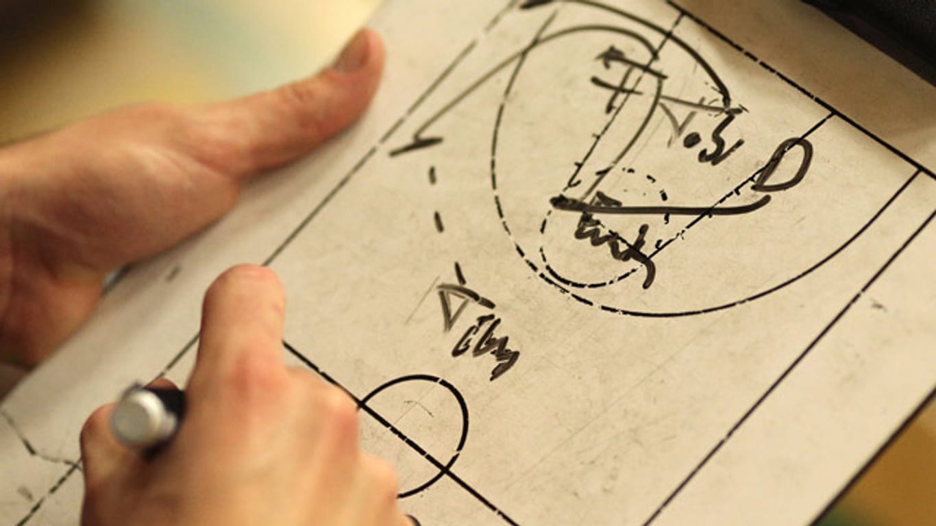 Das Taktikboard ist eines der wichtigsten Werkzeuge des Basketball-Trainers.