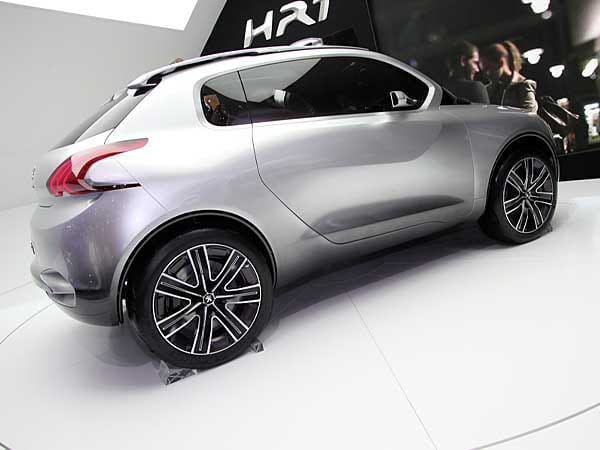 Autosalon Genf 2011: Das Konzeptfahrzeug Peugeot HR1 soll Stadtauto, Coupé und SUV in einem sein. (