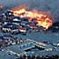 Ein halbes Dorf wird einfach ins Meer gespült. Viele der Häuser brennen zusätzlich. Am schlimmsten betroffen von den Feuersbrünsten ist eine Siedlung in der Nähe des Flughafens von Sendai (