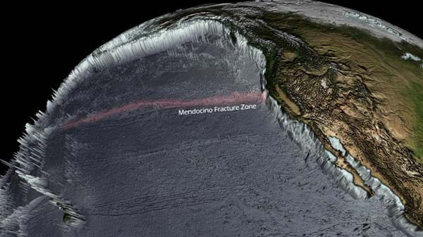 Fatale Bucht: Erheblichen Schaden verursachten die Tsunamis auch in einigen Buchten der USA, die unglücklich gelegen sind. Im Hafen von Crescent City beispielsweise zerstörten die Wellen teure Yachten. Ein untermeerischer Gebirgsrücken, die Mendocino Fracture Zone, lenkt Tsunamis in die Bucht. Die Bucht der kalifornischen Stadt fokussiert Wellen wie eine Linse, Tsunamis türmen sich auf, während am Nachbarstrand alles ruhig bleibt. ( Fatale Bucht: Erheblichen Schaden verursachten die Tsunamis auch in einigen Buchten der USA, die unglücklich gelegen sind. Im Hafen von Crescent City beispielsweise zerstörten die Wellen teure Yachten. Ein untermeerischer Gebirgsrücken, die Mendocino Fracture Zone, lenkt Tsunamis in die Bucht. Die Bucht der kalifornischen Stadt fokussiert Wellen wie eine Linse, Tsunamis türmen sich auf, während am Nachbarstrand alles ruhig bleibt. (