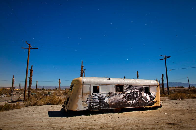Ein verlassener Wohnwagen wird in Salton Sea Beach vom Mond angestrahlt. ( Ein verlassener Wohnwagen wird in Salton Sea Beach vom Mond angestrahlt. (