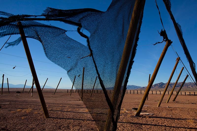 Die Überreste eines riesigen Zeltes flattern in der Nähe von Bombay Beach im Wind. ( Die Überreste eines riesigen Zeltes flattern in der Nähe von Bombay Beach im Wind. (