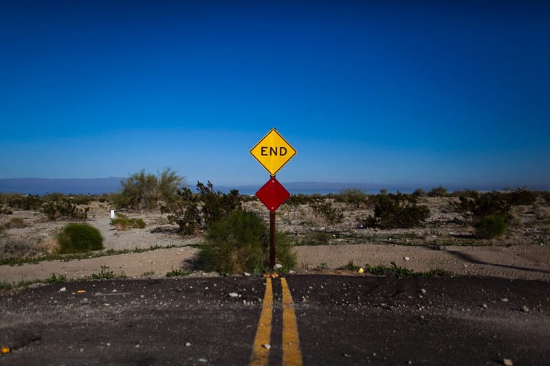 Ein Straßenschild markiert das Ende der Straße in Salton City. ( Ein Straßenschild markiert das Ende der Straße in Salton City. (