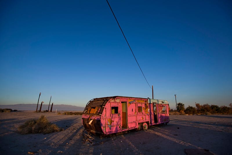 Ein verlassener Wohnwagen in Salton Sea Beach. ( Ein verlassener Wohnwagen in Salton Sea Beach. (