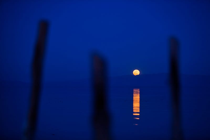 Der vollmond geht über dem Salton Sea auf. ( Der vollmond geht über dem Salton Sea auf. (