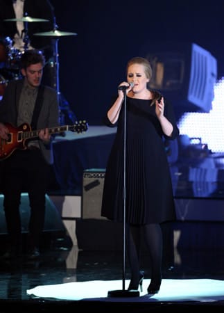 Adele begeisterte auf der Bühne mit ihrem Hit "Rolling In The Deep".