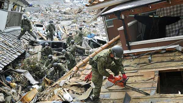 Soldaten der japanischen Selbstverteidigungsstreitkräfte suchen am 25. März 2011 mit bloßen Händen und einer Motorsäge nach Opfern des Tsunami in Onagawa. ( Soldaten der japanischen Selbstverteidigungsstreitkräfte suchen am 25. März 2011 mit bloßen Händen und einer Motorsäge nach Opfern des Tsunami in Onagawa. (