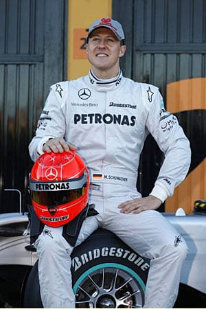 2010 kehrt Michael Schumacher zurück in die Königsklasse des Motorsports. Zusammen mit Teamkollege Nico Rosberg geht er von nun an für das neue Mercedes-Team auf die Rennstrecke. 2010 kehrt Michael Schumacher zurück in die Königsklasse des Motorsports. Zusammen mit Teamkollege Nico Rosberg geht er von nun an für das neue Mercedes-Team auf die Rennstrecke.