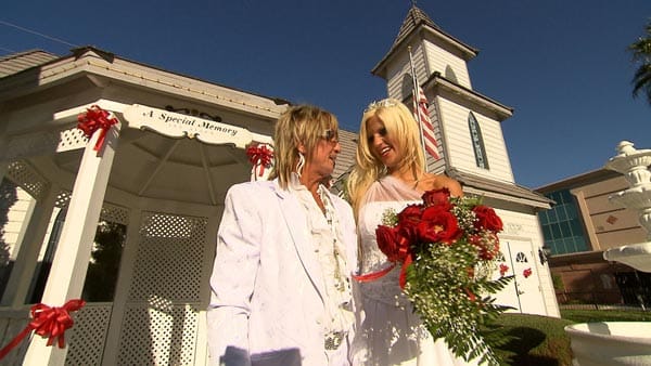 Ganz in Weiß vor der "Special Memorial Chapel" in Las Vegas. Bert und seine Sophia sind jetzt ein Ehepaar. ( Ganz in Weiß vor der "Special Memorial Chapel" in Las Vegas. Bert und seine Sophia sind jetzt ein Ehepaar. (