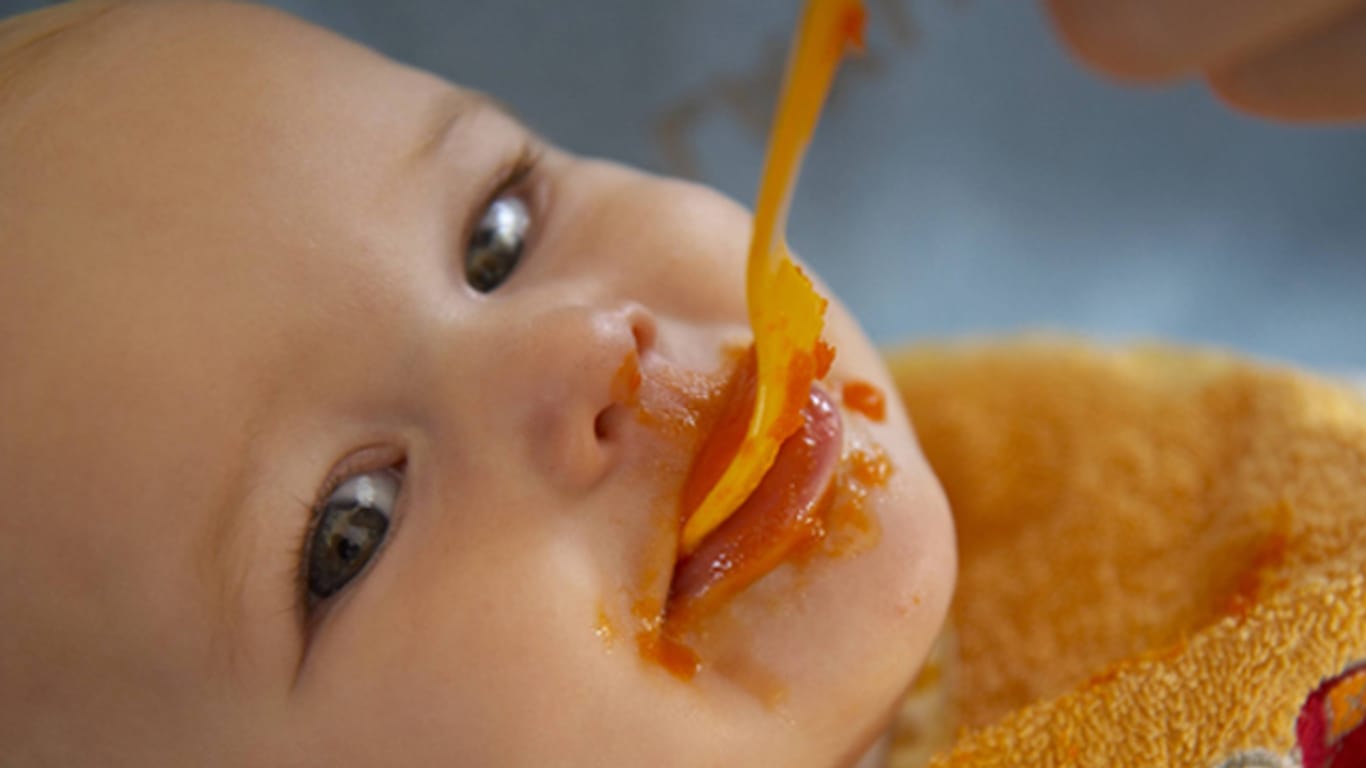 Im zweiten Lebenshalbjahr steigen Babys auf feste Kost um.