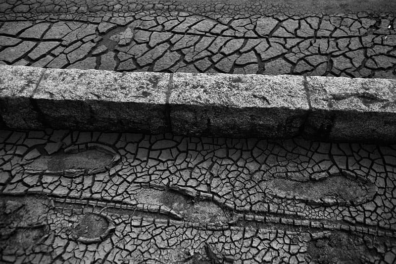 Der Matsch ist getrocknet, geblieben sind die Schuhabdrücke. Der Matsch ist getrocknet, geblieben sind die Schuhabdrücke.