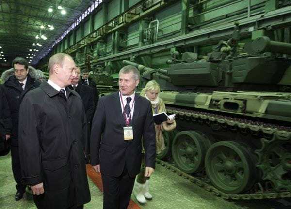 Produktion im weltgrößten Panzerwerk: Premier Wladimir Putin besucht die Fabrik des T-90-Herstellers Uralwagonsawod. Heereschef Alexander Postnikow klagte jüngst, die Produktqualität von Russlands Waffenschmieden liege nicht nur hinter Nato-Standards zurück, sondern werde sogar von China übertroffen. ( Produktion im weltgrößten Panzerwerk: Premier Wladimir Putin besucht die Fabrik des T-90-Herstellers Uralwagonsawod. Heereschef Alexander Postnikow klagte jüngst, die Produktqualität von Russlands Waffenschmieden liege nicht nur hinter Nato-Standards zurück, sondern werde sogar von China übertroffen. (