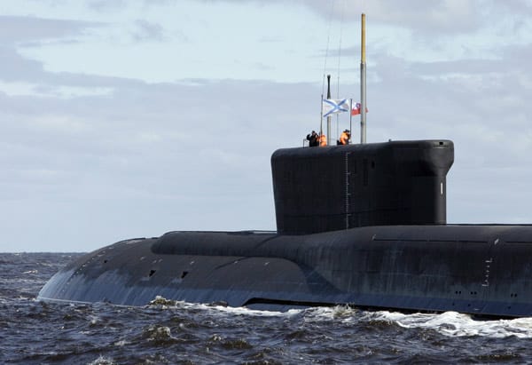 Auf großer Fahrt: Bei Atom-U-Booten setzt Russland immerhin auf heimische Produktion, hier ein Bild der "Juri Dolgoruki". Neben acht Atom-U-Booten der "Borei"-Klasse will Russland auch 100 Kriegsschiffe, 600 neue Flugzeuge und 1000 Helikopter in Dienst stellen. (dpa) Auf großer Fahrt: Bei Atom-U-Booten setzt Russland immerhin auf heimische Produktion, hier ein Bild der "Juri Dolgoruki". Neben acht Atom-U-Booten der "Borei"-Klasse will Russland auch 100 Kriegsschiffe, 600 neue Flugzeuge und 1000 Helikopter in Dienst stellen. (dpa)