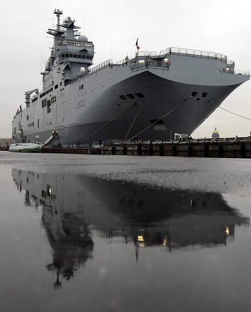 Bei der Suche nach einem geeigneten Hubschrauberträger sind die Russen in Frankreich fündig geworden. Sie verhandeln bereits über den Kauf von Schiffen der "Mistral"-Klasse. Die knapp 200 Meter langen Träger verfügen über ein 6400 Quadratmeter großes Flugdeck und sechs Landepunkte für Helikopter. Im Rumpf der "Mistral"-Klasse ist zudem Platz für vier Landungsboote oder Hovercrafts. ( Bei der Suche nach einem geeigneten Hubschrauberträger sind die Russen in Frankreich fündig geworden. Sie verhandeln bereits über den Kauf von Schiffen der "Mistral"-Klasse. Die knapp 200 Meter langen Träger verfügen über ein 6400 Quadratmeter großes Flugdeck und sechs Landepunkte für Helikopter. Im Rumpf der "Mistral"-Klasse ist zudem Platz für vier Landungsboote oder Hovercrafts. (