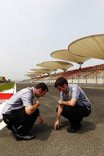 Akribische Vorbereitungen bei Pirelli: Zwei Ingenieure der insgesamt 50 Mann starken Crew des neuen Reifenherstellers nehmen die Asphaltbeschaffenheit genau unter die Lupe, ...