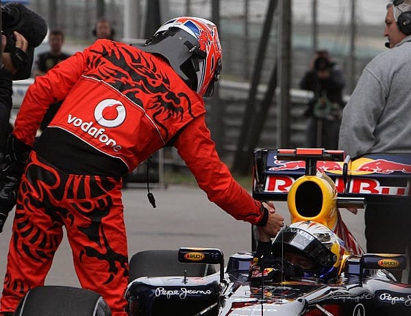 Jenson Button gratuliert Sebastian Vettel zur Pole-Position - und der Red-Bull-Pilot bleibt minutenlang im Cockpit sitzen. Später erklärt er: "Wir dürfen erst aussteigen, wenn uns ein FIA-Mitarbeiter das Signal dazu gibt. Den habe ich diesmal wohl übersehen."